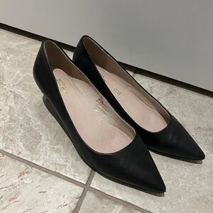 Black Heels with Pointed Toe and Textured Fabric